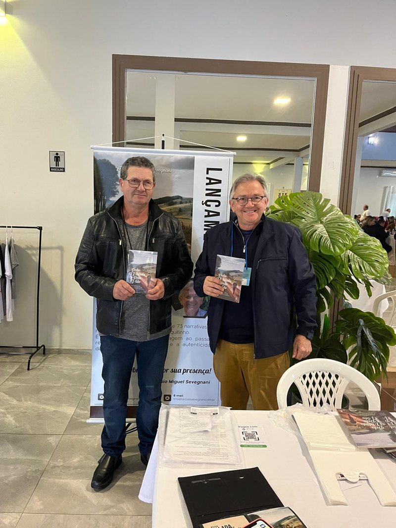 Com um leitor no lançamento do Pela Valada