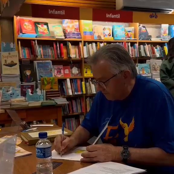 Autografando os primeiros exemplares