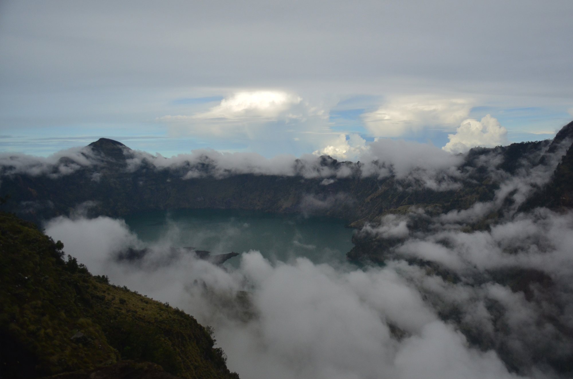 Nuvens descendo sobre a cratera de um vulcão na Indonésia